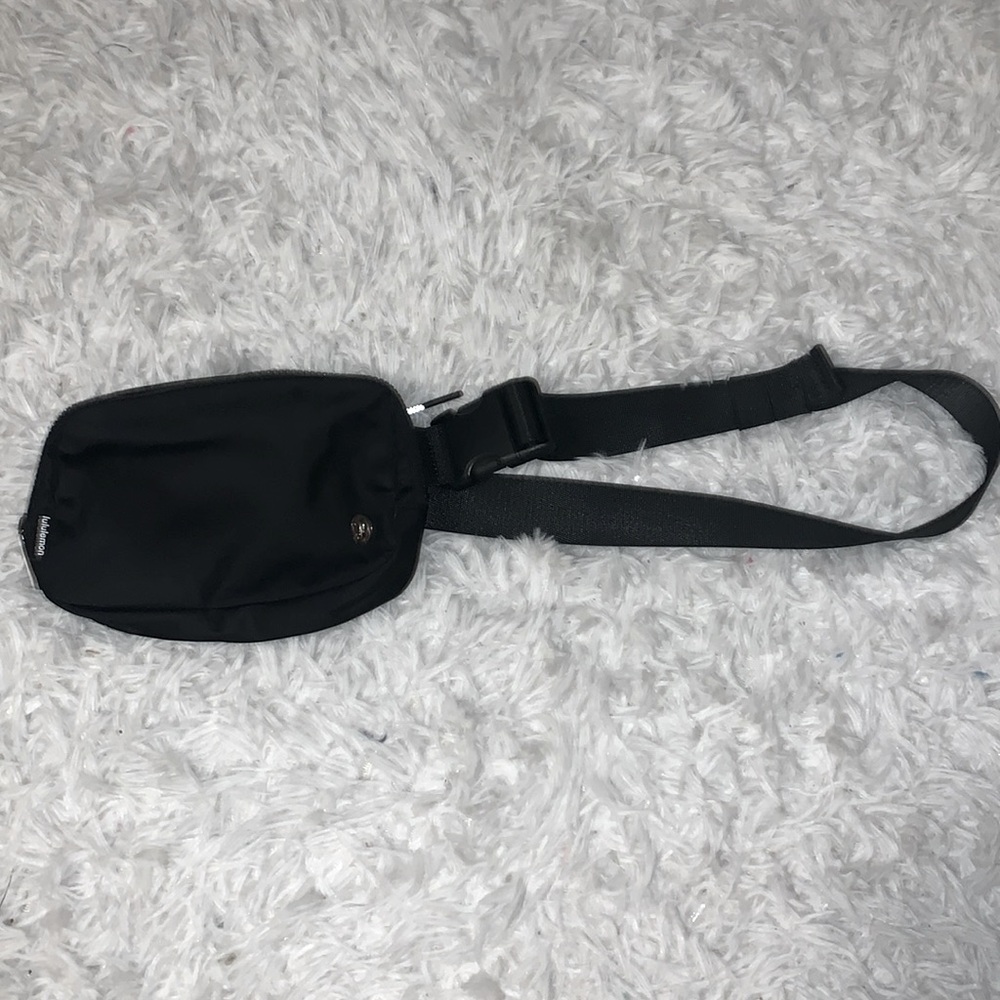 Black Lulemon Everywhere Belt Bag 1L